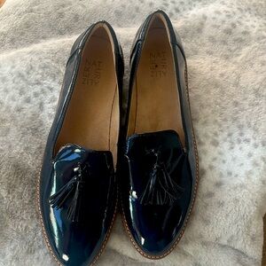 Women’s Naturalizer Size 12 M navy patent loafers